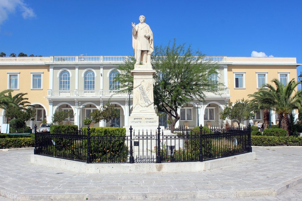 Marmorstatue des Dichters Dionysios Solomos auf dem Solomos-Platz, dahinter das Museum Zakynthos