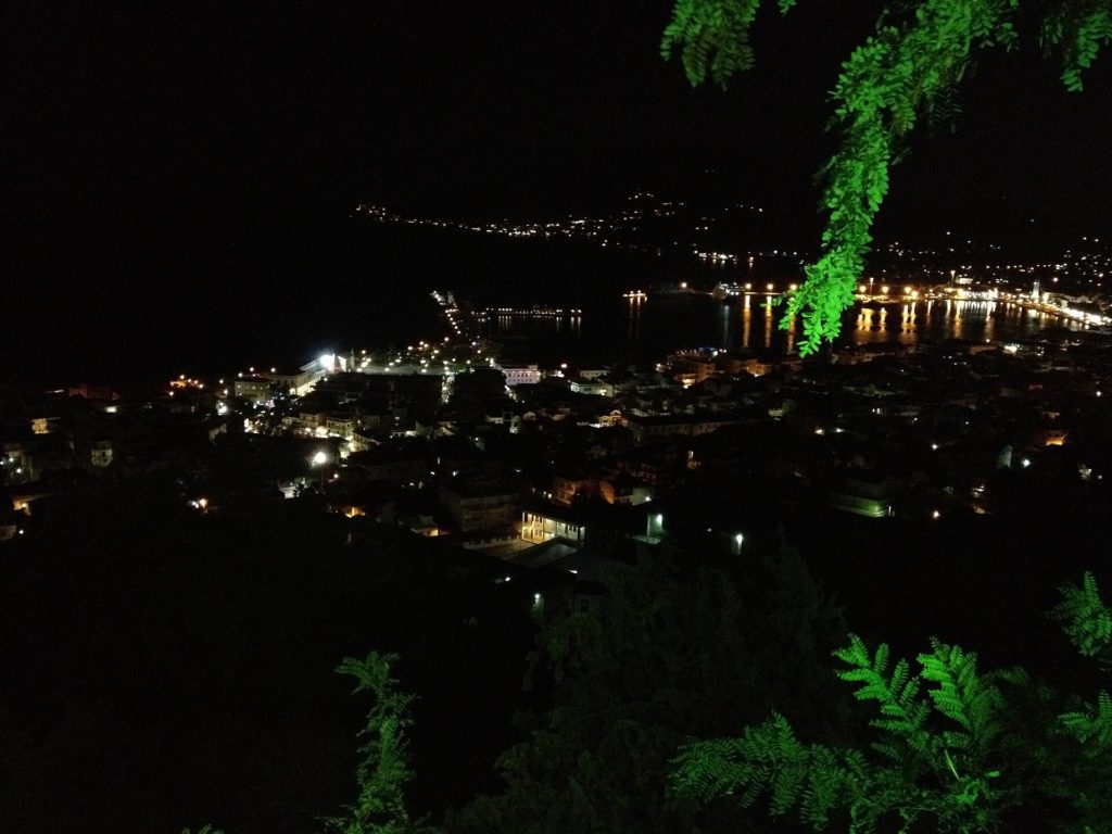 Nächtlicher Blick vom Hügel Bochali auf die beleuchtete Stadt Zakynthos und den Hafen
