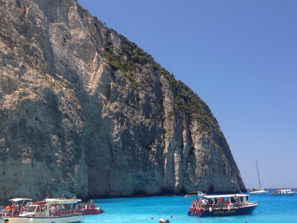 Ausflugsboote unter der Steilwand in der Bucht von Navagio