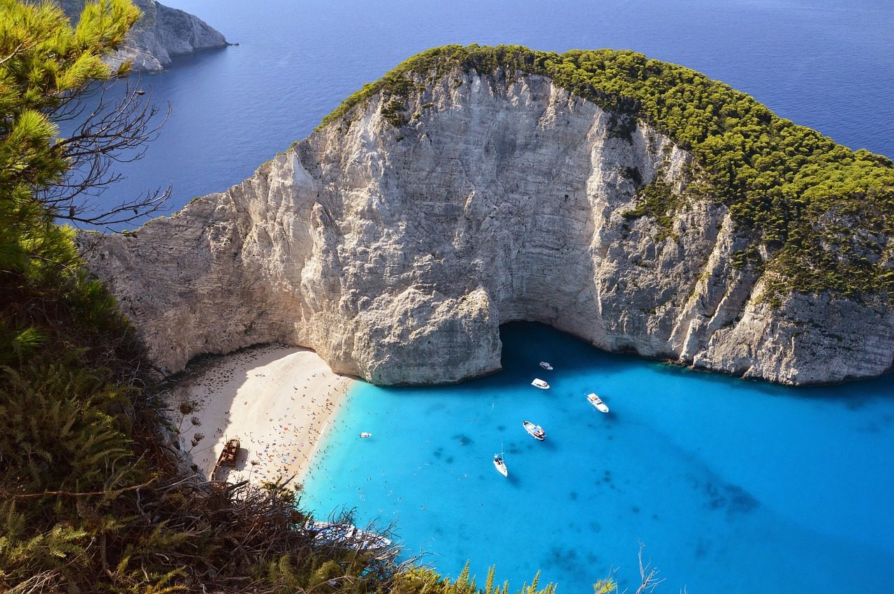 Blick von der Klippe hinunter auf Navagio
