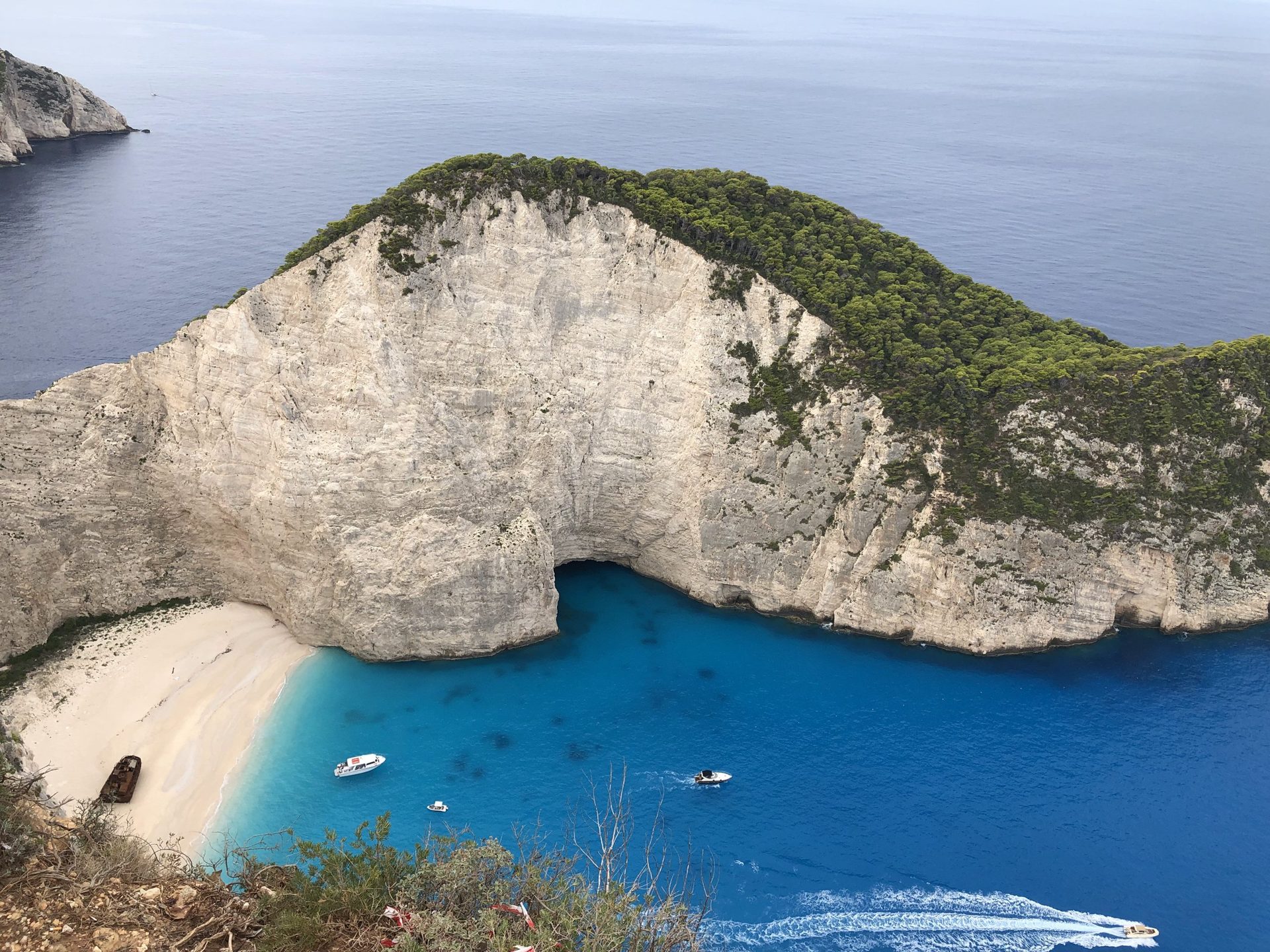 Die Schmugglerbucht Navagio von oben: weiße Klippen, heller Strand, blaues Wasser