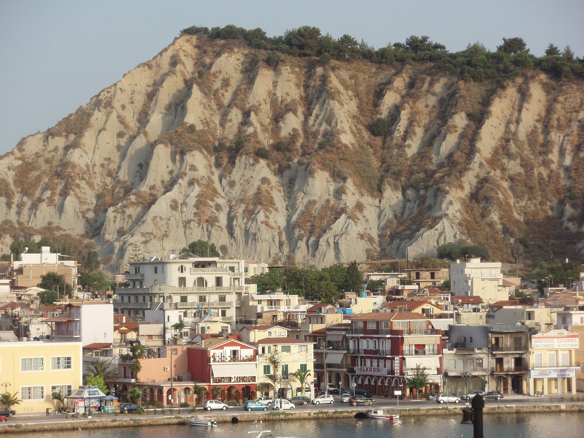 Bunte Häuser an der Uferstraße von Zakynthos-Stadt vor dem steilen Hang des Hügels Bochali