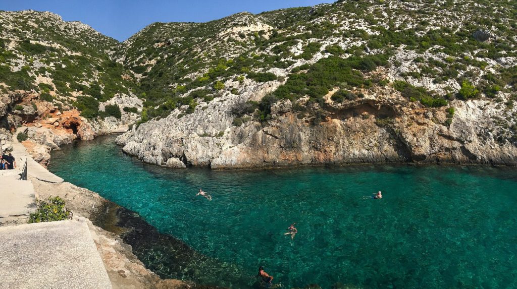 Porto Limnionas: schmale Felsbucht an der Westküste