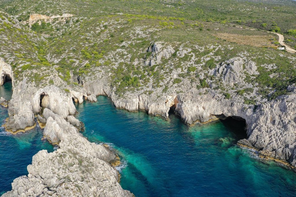 Die Höhlen von Porto Limnionas aus der Luft