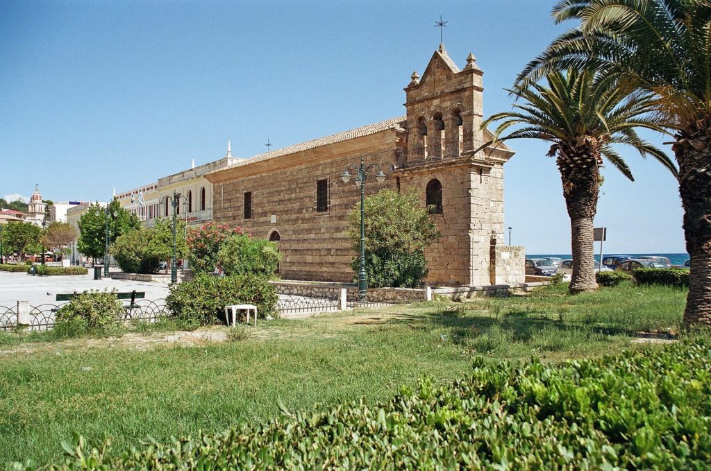 Steinkirche Agios Nikolaos mit Glockengiebel und Palmen in Zakynthos-Stadt