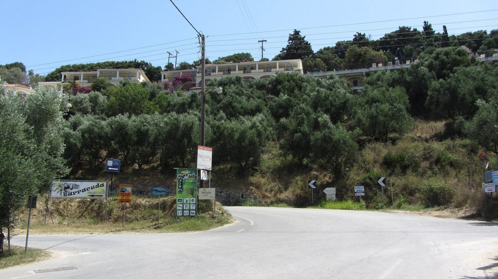 Landstraße bei Tsilivi zwischen Olivenbäumen