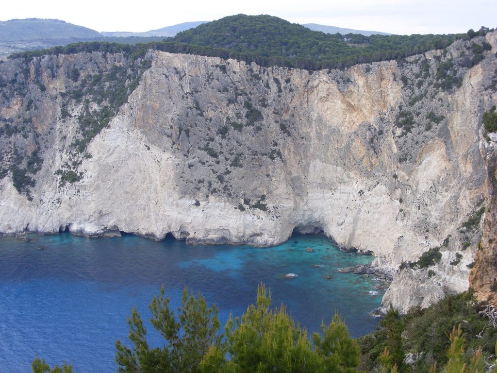 Hohe Kalksteinklippe über tiefblauem Wasser am Kap Keri auf Zakynthos