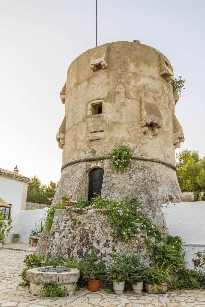 Runder Wehrturm aus Naturstein im Hof des Klosters Agios Georgios Krimnon im Nordwesten von Zakynthos