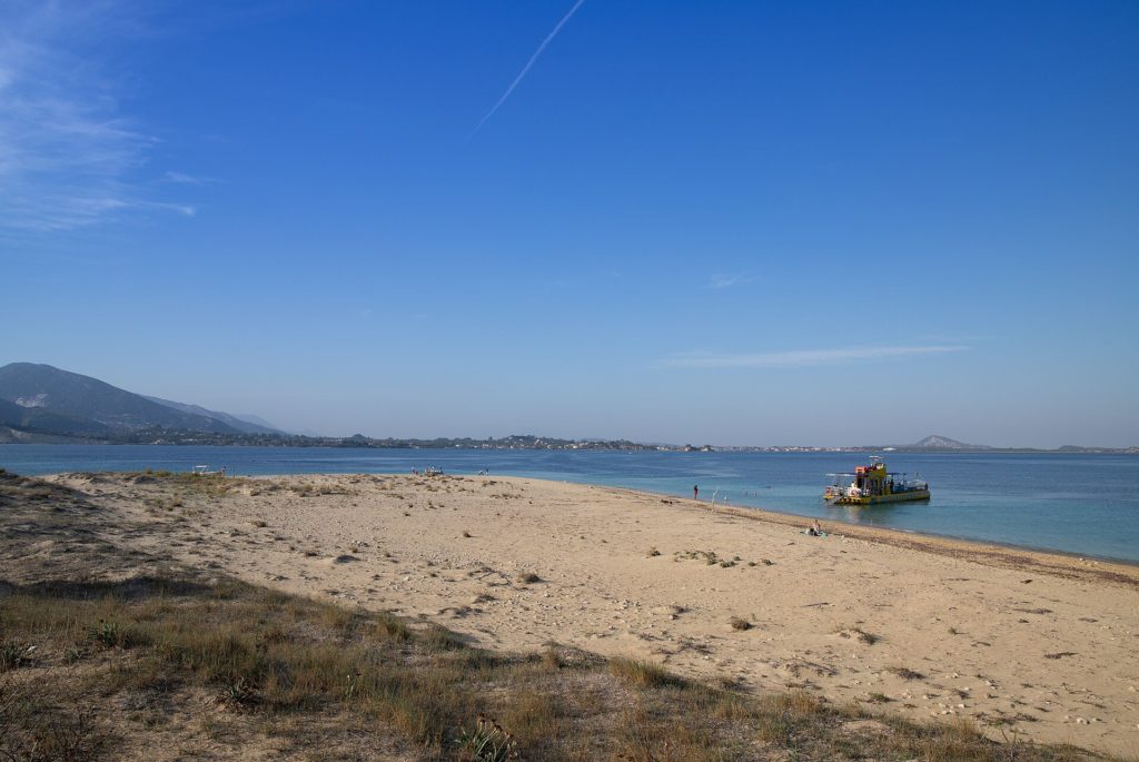 Breiter Sandstrand auf Marathonisi, im Hintergrund die Küste von Zakynthos