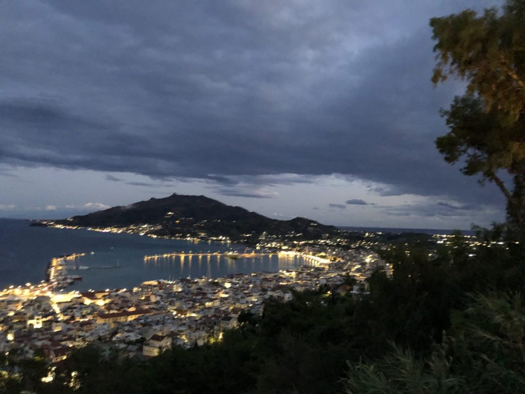 Zakynthos-Stadt und der Hafen bei Nacht, von oben gesehen