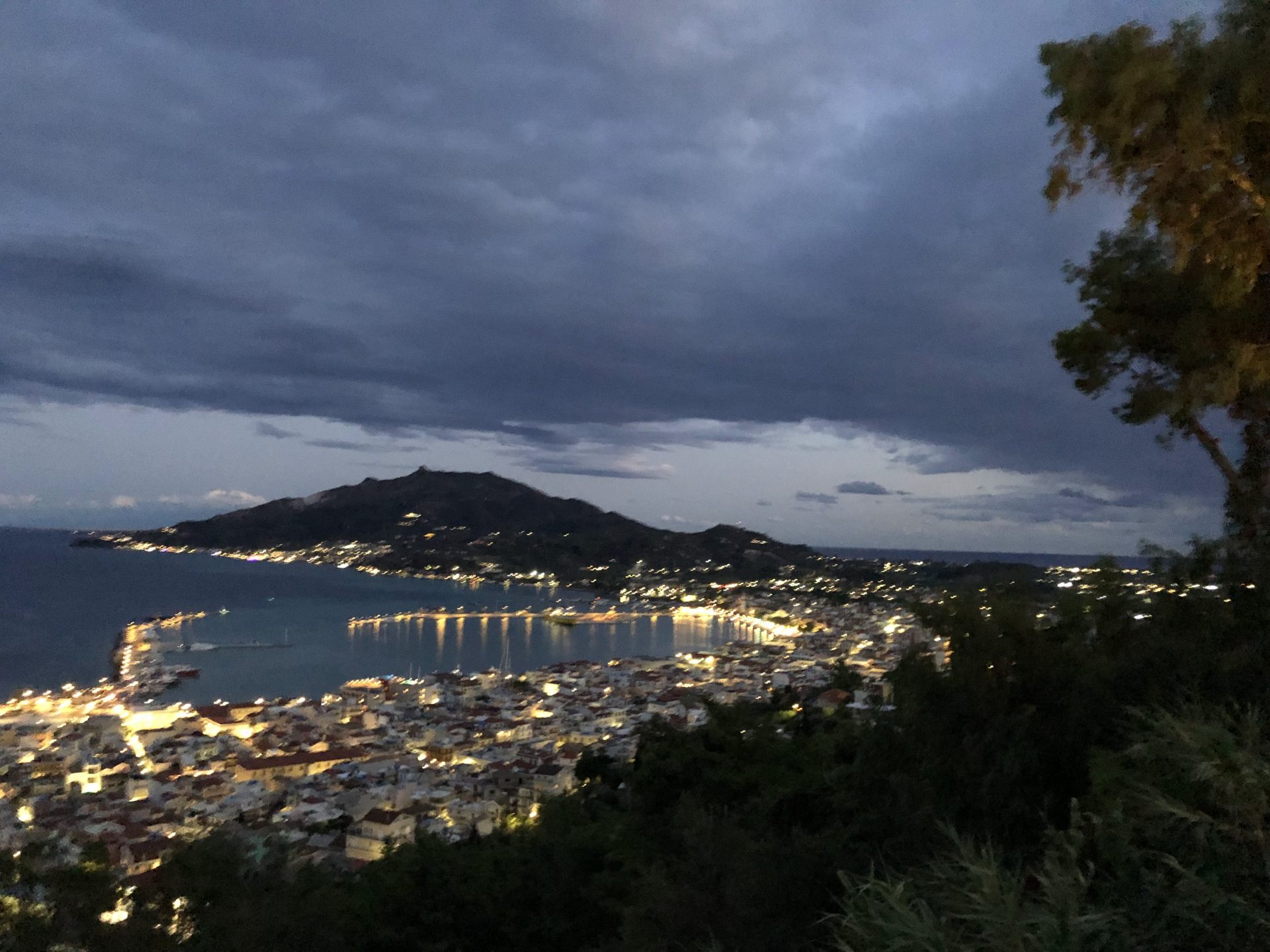 Zakynthos-Stadt und der Hafen bei Nacht, von oben gesehen